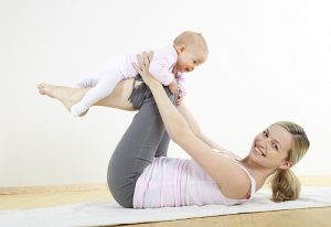 junge mama macht gemeinsam mit ihrem baby fitness und yoga uebun